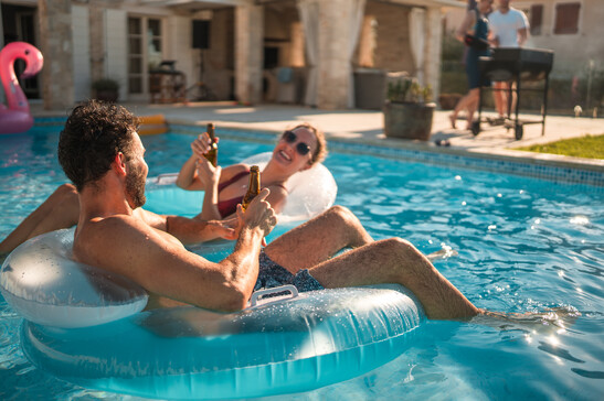 Una coppia si rilassa in piscina foto iStock.